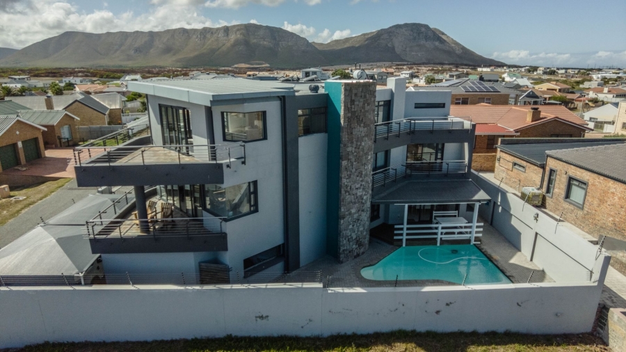 4 Bedroom Property for Sale in Perlemoenbaai Western Cape